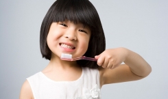 Đa số trẻ em Việt đánh răng chưa đúng cách